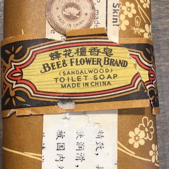 Sandalwood soap by bee and flower - Picture 2 of 3